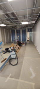 Photo de galerie - Préparation des murs avant peinture : nettoyage, rebouchage, ponçage, puis application de la peinture.