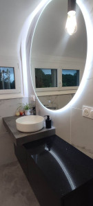 Photo de galerie - Meuble suspendu, lave main et miroir LED 