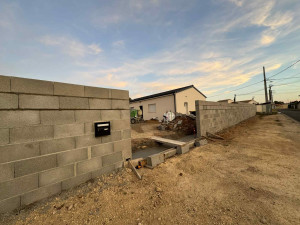 Photo de galerie - Mur de clôture avec seuil pour portail coulissant