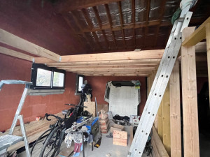 Photo de galerie - Réalisation mezzanine et cloison séparatrice ossature bois.