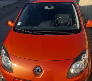 Photo de galerie - Photo avant et après les réparations : dégâts causés par la grêle sur la carrosserie, notamment le capot avant. Le pare-brise endommagé a également été remplacé.