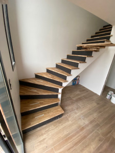 Photo de galerie - Habillage escalier béton avec marche en chêne et contremarche en valchromat noir