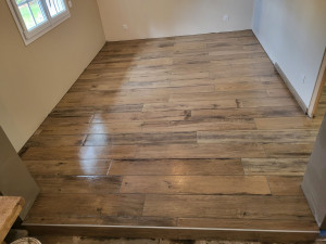 Photo de galerie - Pose carrelage imitation parquet 