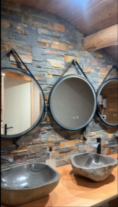 Photo de galerie - Création de salle de bain avec béton ciré, carrelage sol et mur, pose de bois