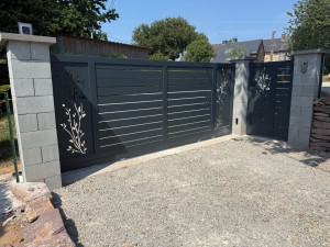 Photo de galerie - Installation d’un portail motorisé + portillon 