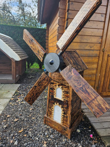 Photo de galerie - Moulin à vent créé totalement en bois de récupération 