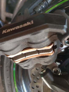 Photo de galerie - Remplacement de plaquettes sur Kawasaki Z1000 2016