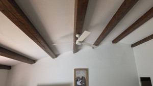 Photo de galerie - Installation d'un ventilateur de 160cm à 3m60 de hauteur avec une pente sous plafond