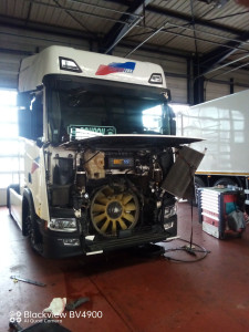 Photo de galerie - Remplacement radiateur sur camion Scania