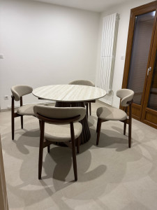 Photo de galerie - Montage d’une table avec rallonge en kit et de chaises 