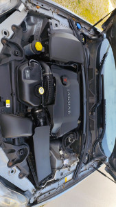 Photo de galerie - Fin d'intervention avec nettoyage du compartiment moteur.