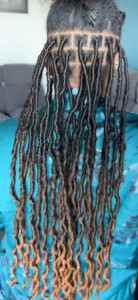 Photo de galerie - Fausse locs mèche bicolore sur la charmante cliente 