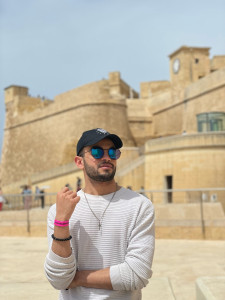 Photo de galerie - Gentil , strict et à la fois souriant 