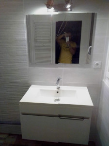 Photo de galerie - Pose d'un meuble vasque suspendu et miroir.
