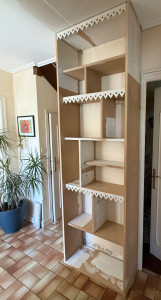 Photo de galerie - Conception et réalisation d’une bibliothèque sur mesure en réutilisant le bois d’un ancien placard, pour donner une seconde vie aux matériaux existants à Séné