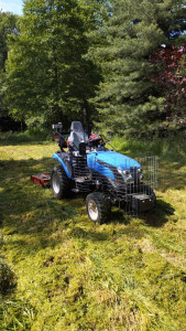 Photo de galerie - Broyage herbes et Roncier. tracteur petit gabarit léger ( largeur 1,30m) tracteur 4 roue motricité. prestation avec chauffeur.