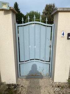 Photo de galerie - Ponçage, application anti rouille et remise en peinture sur deux couche