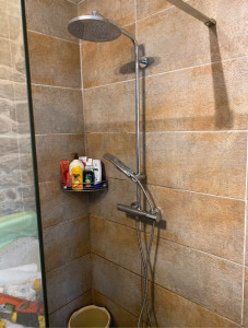 Photo de galerie - Installation de robinetterie de douche avec barre 