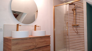 Photo de galerie - Création d'une salle de bain juste partie douche et pose de lavabo et miroir