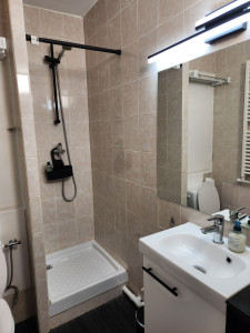 Photo de galerie - Sale de bain:  ranger, nettoyer et
 désinfecter carrelage brillant,robinet détartré et brillant est agréable pour les personnes.