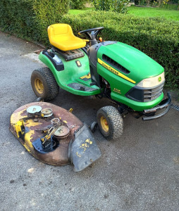 Photo de galerie - Une remise en état de ce tracteur John-deere était nécessaire avec plusieurs travaux à réaliser. 

Réparation d'un support de plateau de coupe arraché 

Remplacement de la courroie d'avancement avec ses galets

Remplacement de la crémaillère de direction
