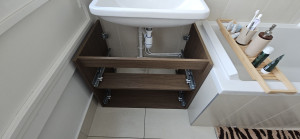 Photo de galerie - Montage et installation de meuble en kit Ikea sous évier. 
(salle de bain)