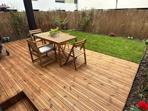 Photo de galerie - Terrasse en bois/ gazon en rouleau 