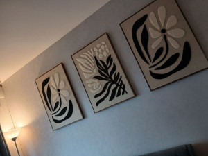 Photo de galerie - Installation. De tableau chien particulier. Sur des murs