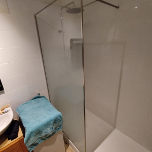 Photo de galerie - Remplacement d'une baignoire par un receveur 80x160 cm , avec pose d'un parois sérigraphié et colonne de douche.
réfection de la faïence.