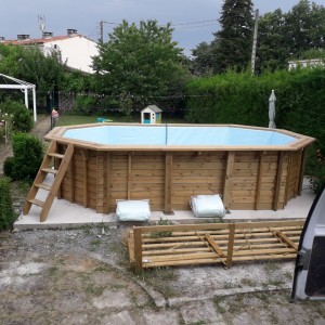 Photo de galerie - Montage piscine bois