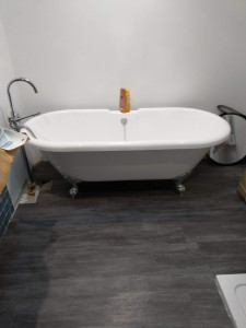 Photo de galerie - Pose d'une baignoire sabot avec robinetterie au sol 