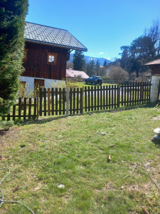 Photo de galerie - Bonjour Madame/Monsieur, je vous propose mes services : rapide, propre et économique ! Voici le résultat : j'ai réparé une vieille clôture en piteux état et le travail est impeccable ! Regardez la photo ! Merci de votre confiance.