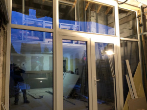 Photo de galerie - Assemblage de plusieurs menuiseries avec porte 2 ventaux . 