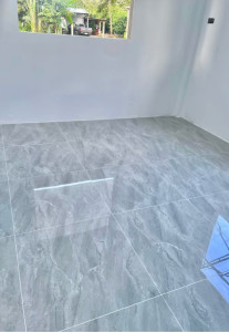 Photo de galerie - Un poseur de carrelage professionnel spécialisé dans la pose de carrelage intérieur et extérieur, avec un travail soigné, précis et des finitions de qualité.