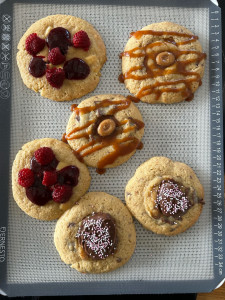 Photo de galerie - Cookies Nutella, caramel et framboises 