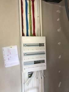 Photo de galerie - Pose d'un tableau suite a une rénovation