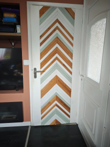 Photo de galerie - Décoration artisanale d'une porte