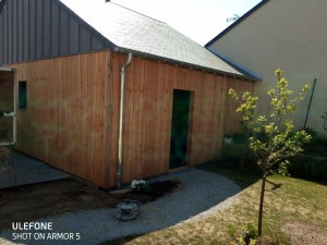 Photo de galerie - Garage ossature bois de 50m2, en charpente traditionnelle, avec couverture ardoise, bardage en zinc sur le pignon et Douglas sur les façades
