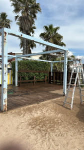 Photo de galerie - Ponçage de ses bardage pour l’école de voile, base nature, Fréjus puis une couche d’antirouille et deux couches de peinture de finition
