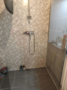 Photo de galerie - Après avoir récupéré les joints de la douche, nettoyage de la vitre pleine de calcaire, récupéré avec reflets ! Client heureux 