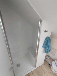 Photo de galerie - Faïence salle de bain avec banc de douche et installation d'une porte vitrée 