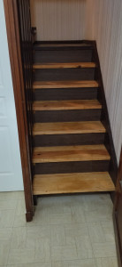 Photo de galerie - Remise à neuf d'un escalier teint avec des contremarches cassés et de la moquette coller sur les marche 