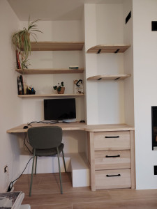 Photo de galerie - Bureau sur mesure avec étagères et coffrage