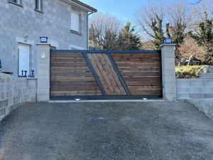 Photo de galerie - Réalisation d' un portail coulissant en acier plus habillage en bois