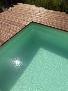 Photo de galerie - Montage d’une piscine bois et création d’une terrasse en bois exotique 