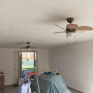 Photo de galerie - Ponçage plafond et première couche de peinture deuxième couche après séchage 