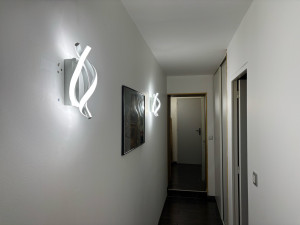 Photo de galerie - Peintures blanches, pose de deux luminaires et cadre