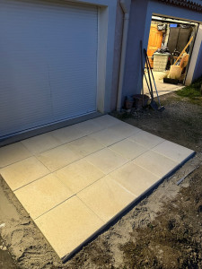Photo de galerie - Pose de 4m2 de dalle en béton grenaillée 40x40  