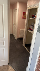 Photo de galerie - Pose de sols souple sous forme de dalle à clipsé dans un couloir. 