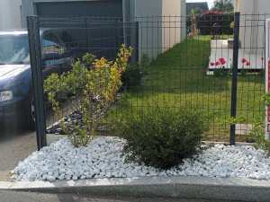 Photo de galerie - Plantation et pose d'un géotextile avec galets et ardoises